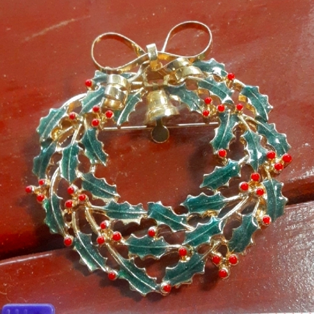 Festive Gold Tone and Green Wreath Brooch